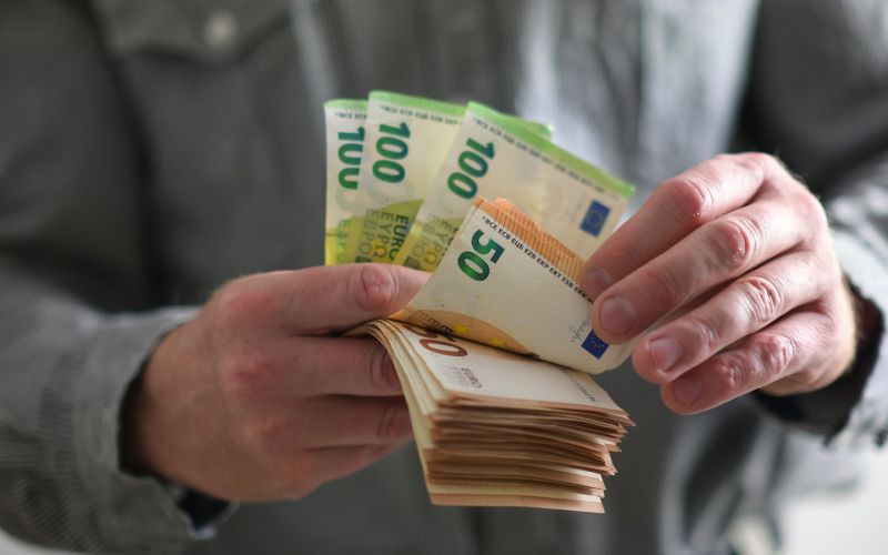 Спрос на авто вырос после переговоров Путина и Трампа. Что стало с ценами