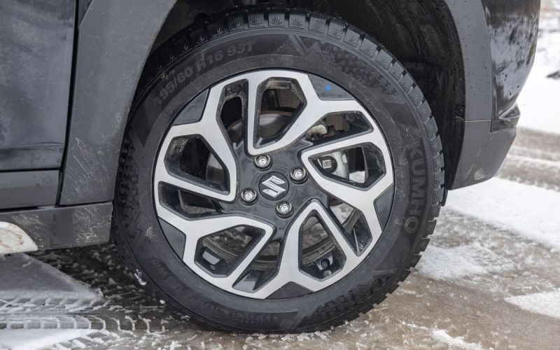 
            Тест нового Suzuki Fronx. Кроссовер, который прикинулся бюджетником
        