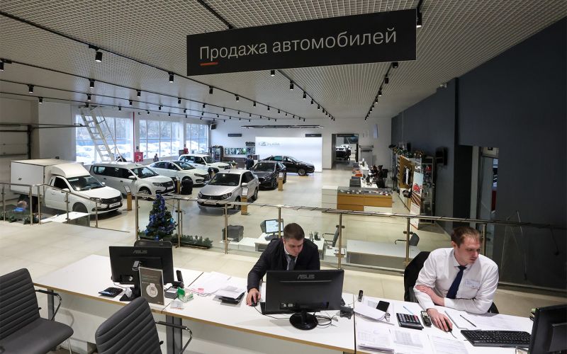 
            В России перестали покупать новые автомобили. Эксперты назвали причины
        