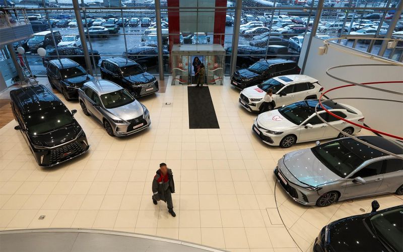 
            В России перестали покупать новые автомобили. Эксперты назвали причины
        