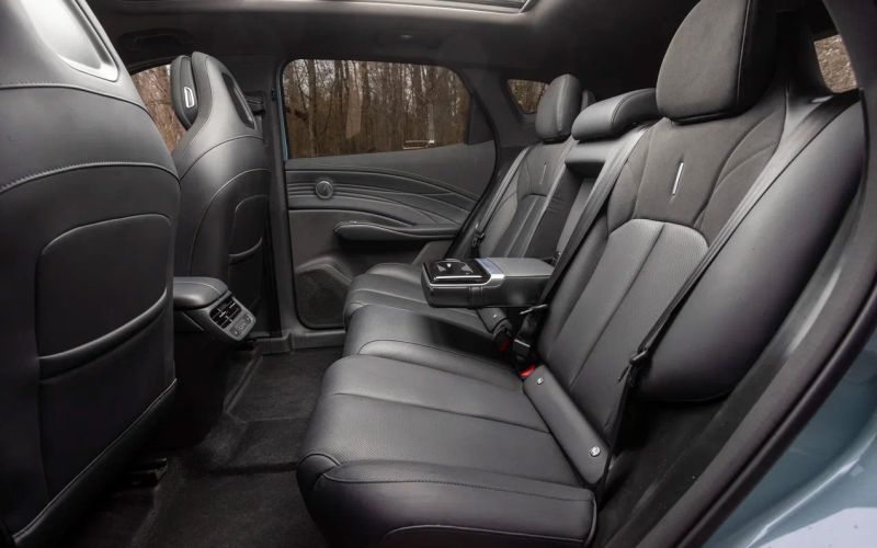 
            7 ступеней принятия. Первый тест флагманского кроссовера Omoda C7
        