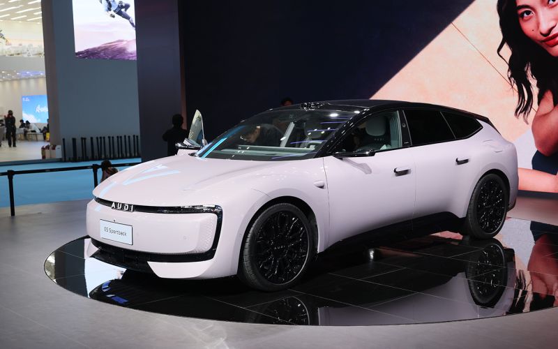 
            Европейцы приехали с пустыми руками. Репортаж из автосалона в Шанхае
        