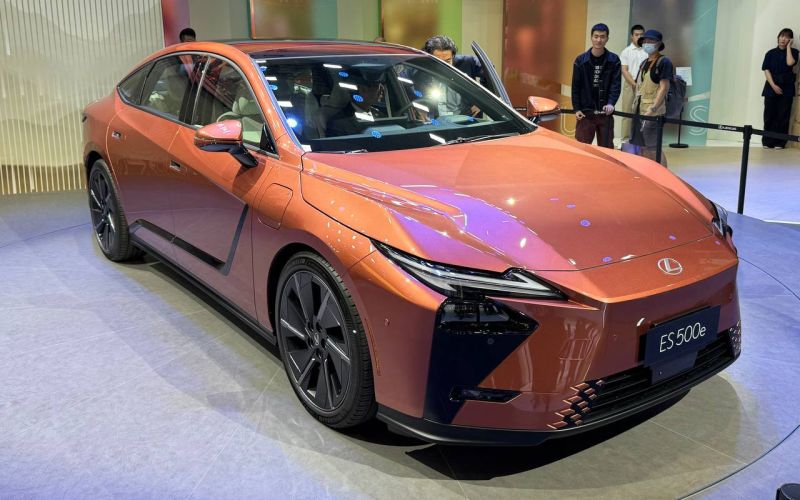 
            Европейцы приехали с пустыми руками. Репортаж из автосалона в Шанхае
        