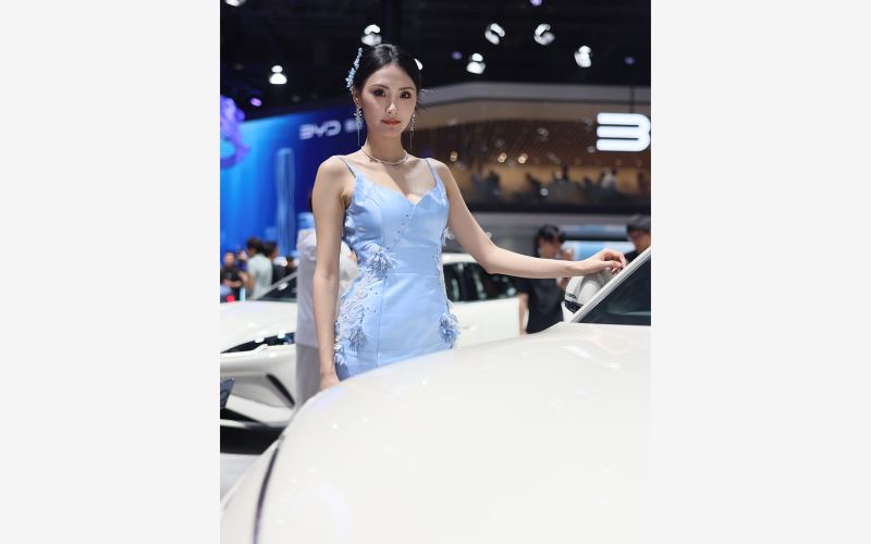 Самые эффектные девушки автосалона в Шанхае 2025. Фоторепортаж