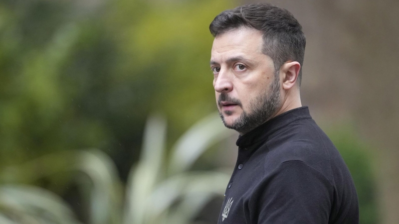 "Все понимают, но пока молчат". Зеленский начал готовиться к неизбежному
