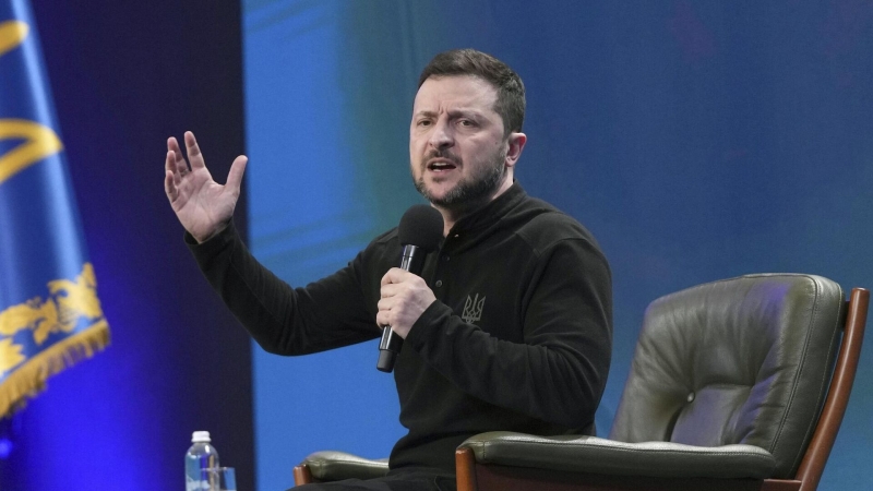 "Все понимают, но пока молчат". Зеленский начал готовиться к неизбежному