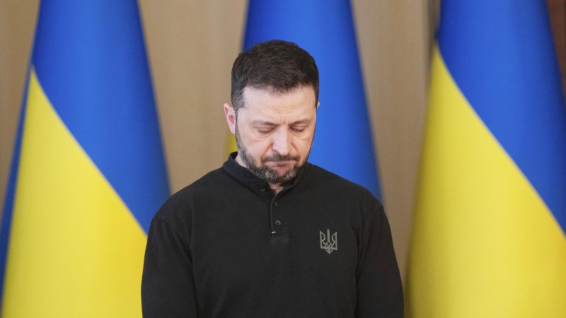 "Все понимают, но пока молчат". Зеленский начал готовиться к неизбежному