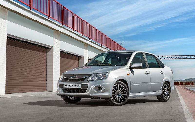 Выгода — ₽300 тыс. Как мы покупали Lada Granta с минимальным пробегом