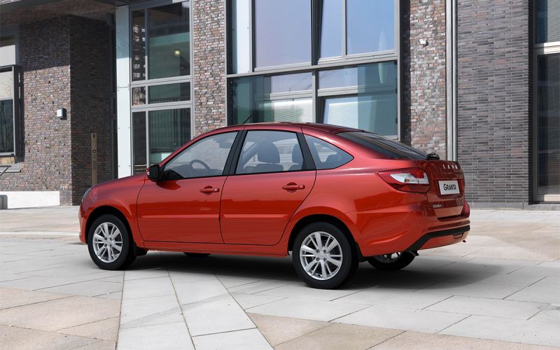 Выгода — ₽300 тыс. Как мы покупали Lada Granta с минимальным пробегом