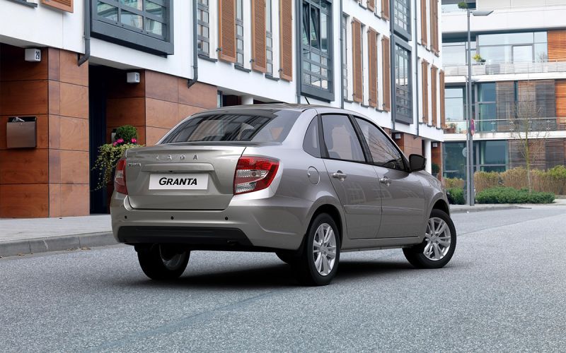 Выгода — ₽300 тыс. Как мы покупали Lada Granta с минимальным пробегом