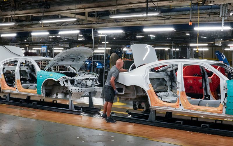 
            Запуск Niva Sport, крах авторынка и массовая замена прав: итоги недели
        