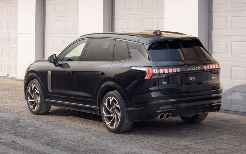 09 или 001? В России официально появится флагманский кроссовер Lynk & Co