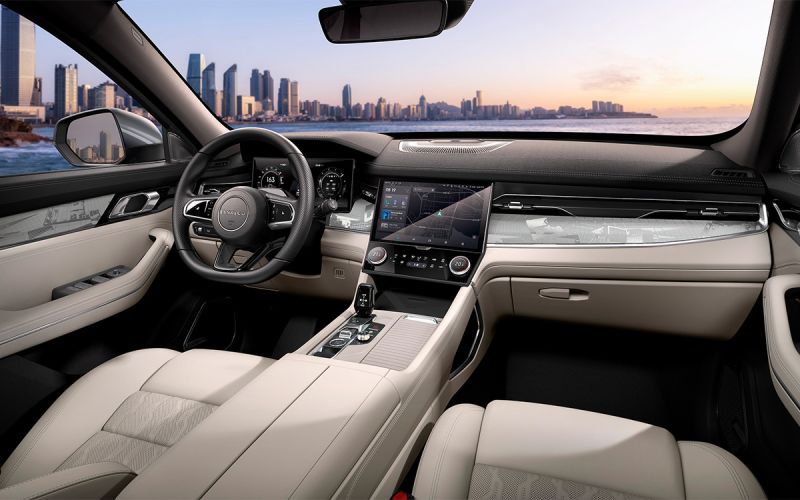 09 или 001? В России официально появится флагманский кроссовер Lynk & Co