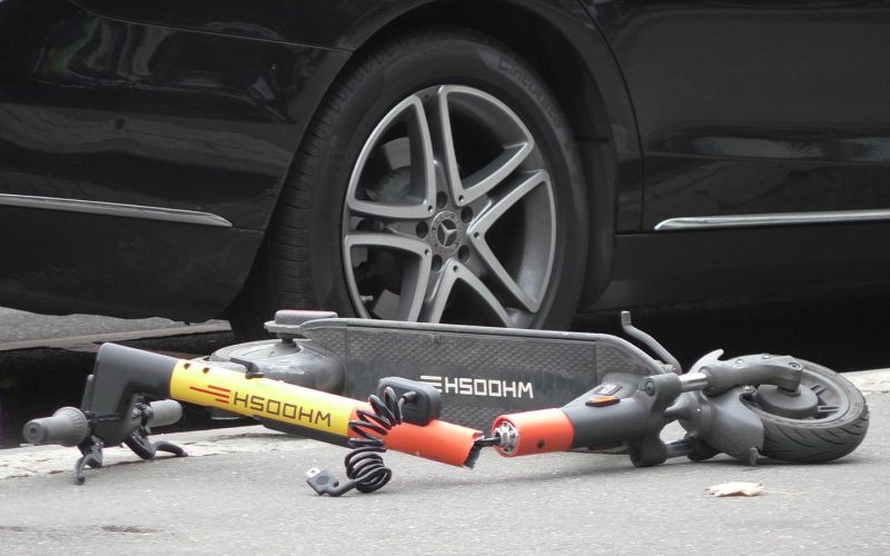 Что делать и куда жаловаться, если вас сбил электросамокат