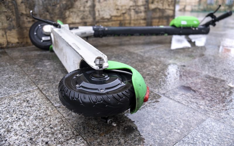 Что делать и куда жаловаться, если вас сбил электросамокат