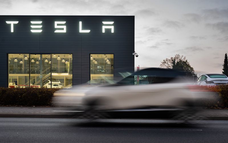 
            До минус 81%. Почему Tesla тонет на европейском авторынке
        