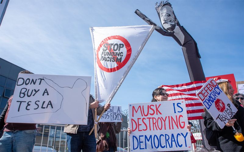 
            До минус 81%. Почему Tesla тонет на европейском авторынке
        