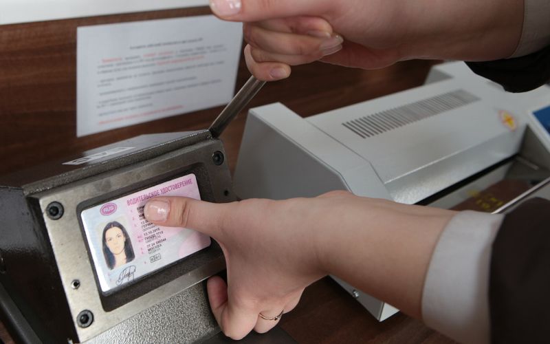 До ₽15 тыс. Не заменивших права водителей ждут штрафы и эвакуация машин