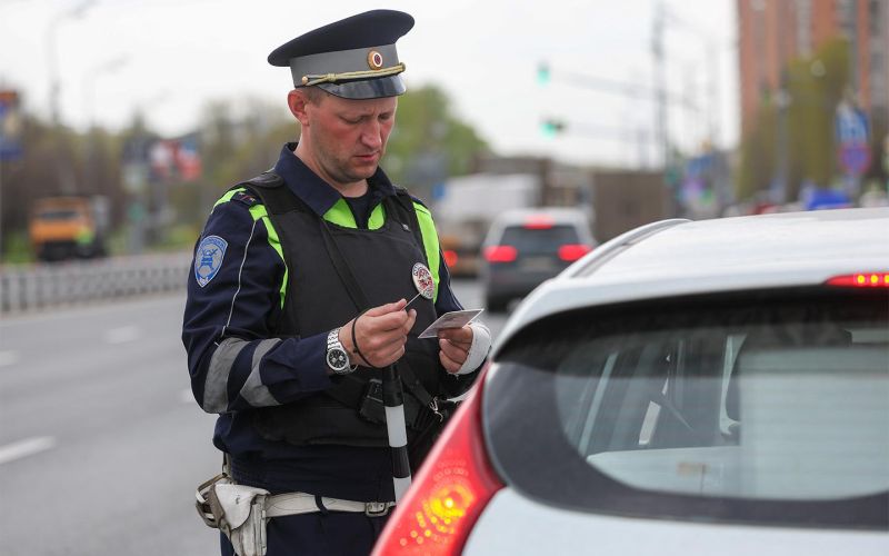 До ₽15 тыс. Не заменивших права водителей ждут штрафы и эвакуация машин