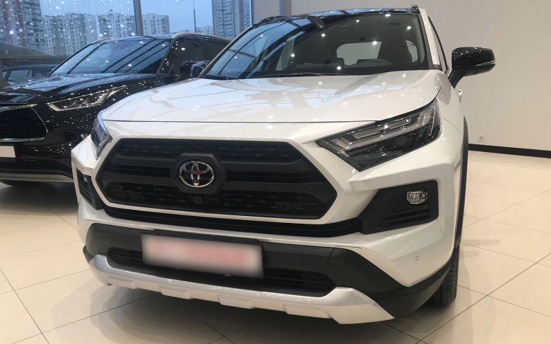 «Это фейк». Дилеры — о возобновлении официальных продаж Toyota в России