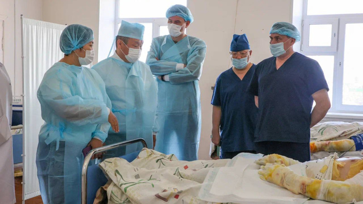 Один из пострадавших при пожаре на фабрике в Якутии в крайне тяжелом состоянии - Новости на Вести.ru