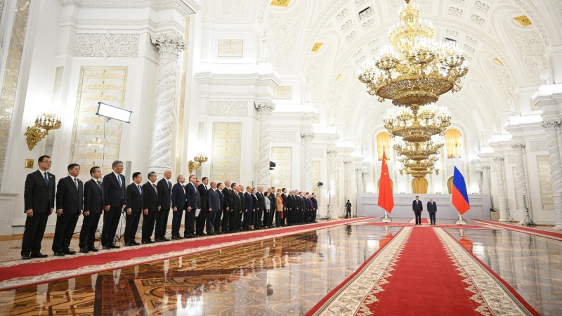 Ушаков объяснил, почему задержался перед переговорами Путина и Си Цзиньпина