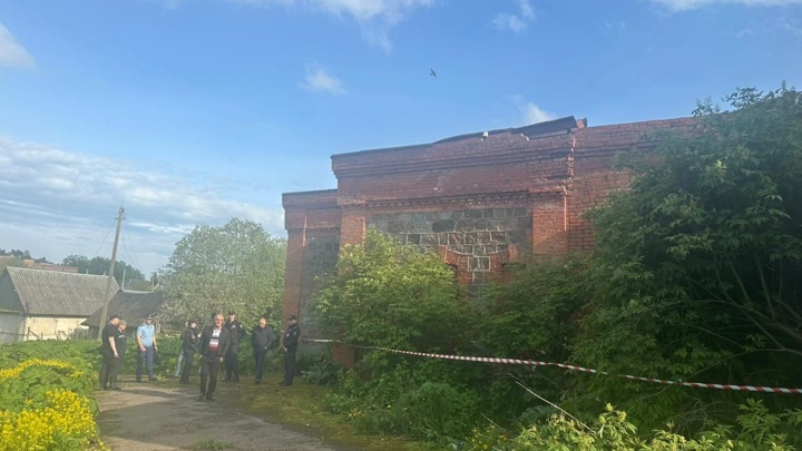 В Ленобласти двух школьниц придавило бетонной плитой на бывшей скотобойне - Новости на Вести.ru