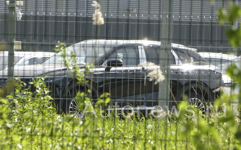 
            Завод Mercedes в Подмосковье переключился на Exeed. Но при чем тут Hongqi
        