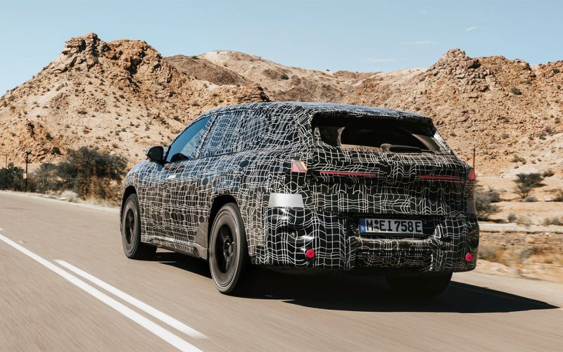 BMW пообещал включать поворотники за владельцев своих машин
