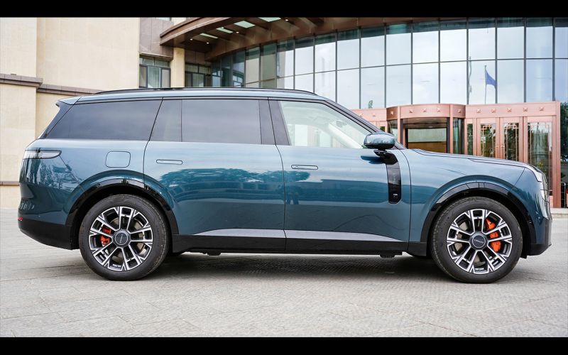 Кроссовер-телевизор. Первый тест-драйв нового Lynk & Co 900