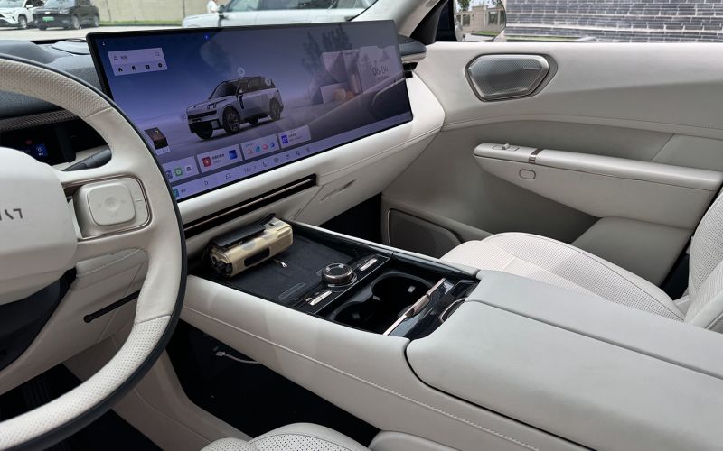 Кроссовер-телевизор. Первый тест-драйв нового Lynk & Co 900