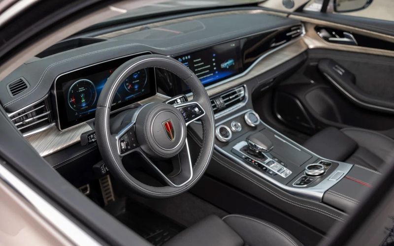 
            Лоск против люкса. Длительный тест Hongqi H9
        
