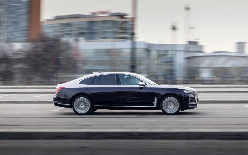 
            Лоск против люкса. Длительный тест Hongqi H9
        