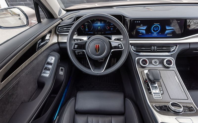 
            Лоск против люкса. Длительный тест Hongqi H9
        