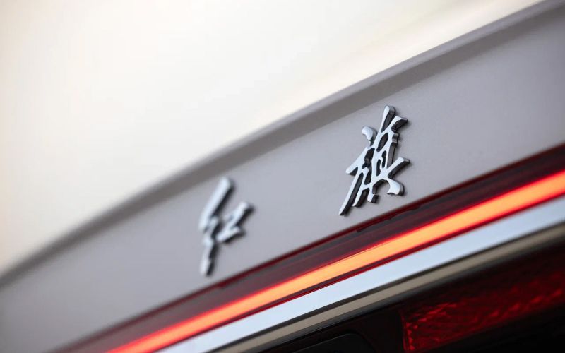 
            Лоск против люкса. Длительный тест Hongqi H9
        