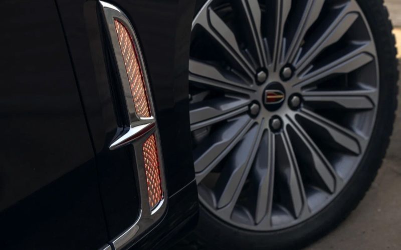 
            Лоск против люкса. Длительный тест Hongqi H9
        