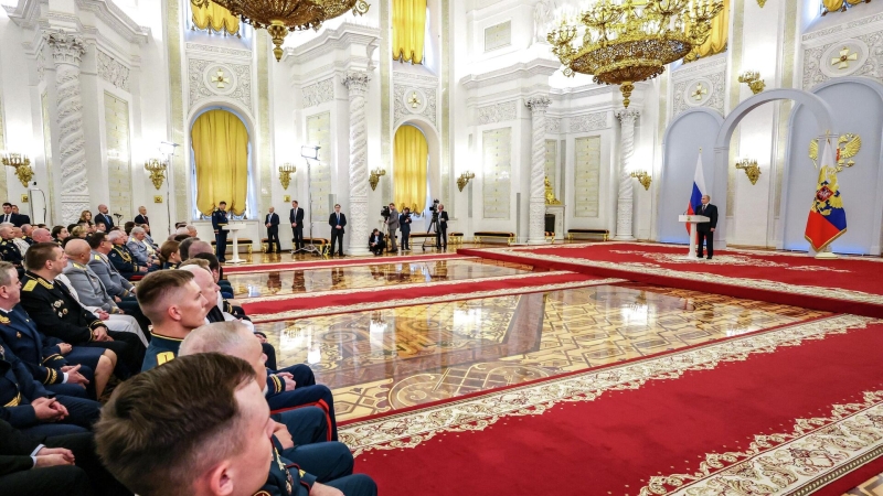 Путин пообщался с выпускниками военных вузов в неформальной обстановке