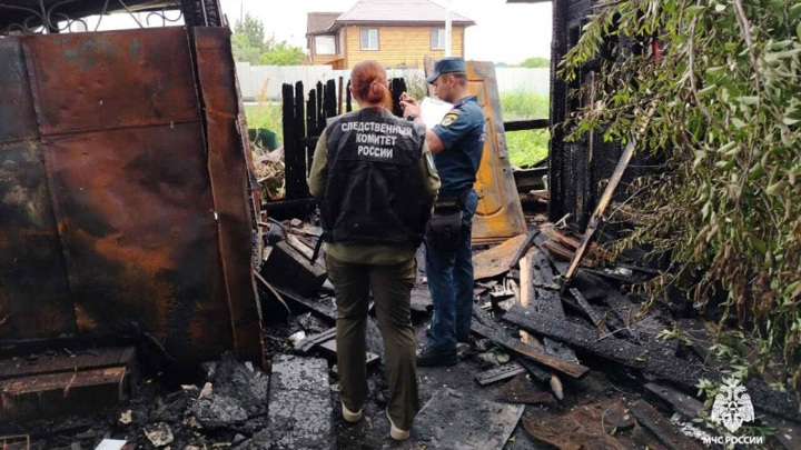 Супружеская пара погибла на пожаре в Хабаровске, пенсионерку удалось спасти - Новости на Вести.ru