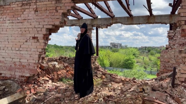 Игуменья Михаила из Донецка рассказала, как под обстрелами спасла Иверскую икону - Новости на Вести.ru