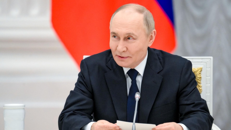 Путин попросил доложить о начале работы по северному завозу