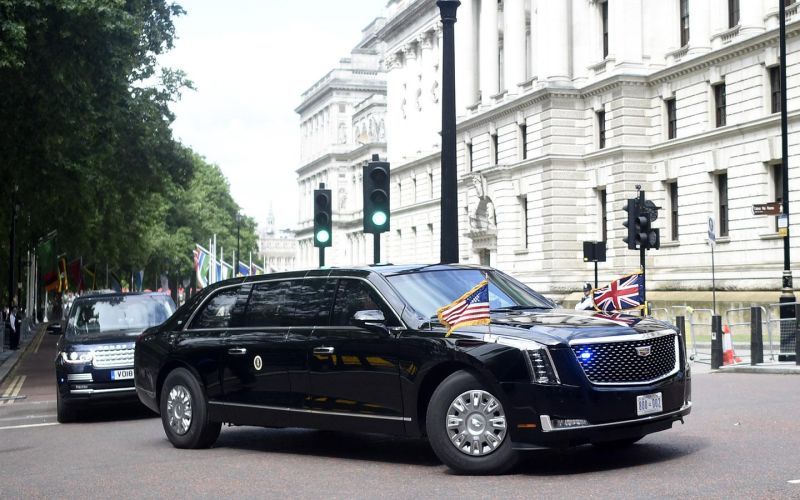 
            Лимузин с холодильником крови. Посмотрите на машины из кортежа Трампа
        