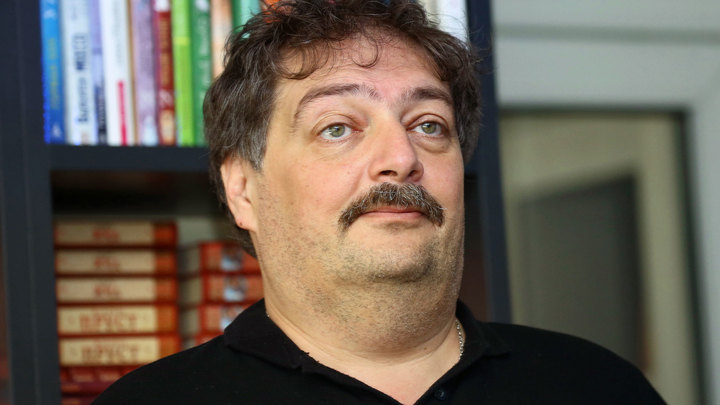 Писатель Дмитрий Быков уехал из России в США - Новости на Вести.ru