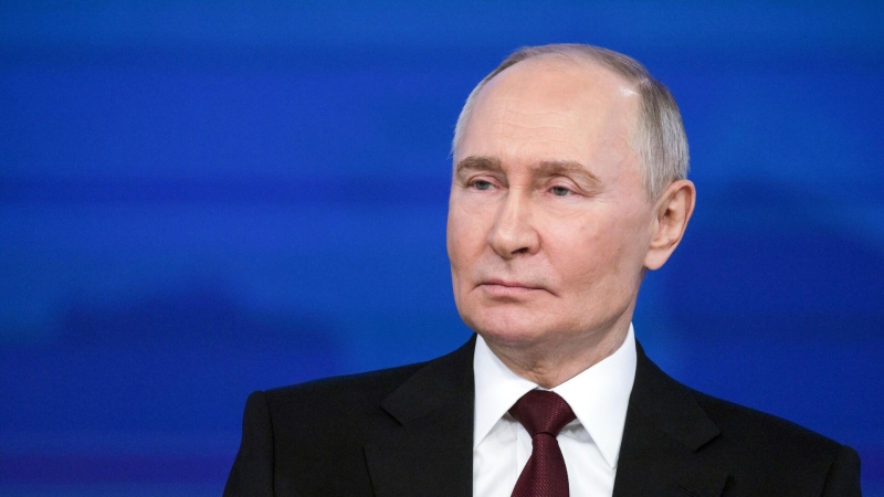 Путин возложил цветы к мемориалу "Героям АлСиба"