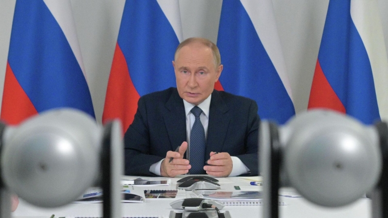 Путин возложил цветы к мемориалу "Героям АлСиба"