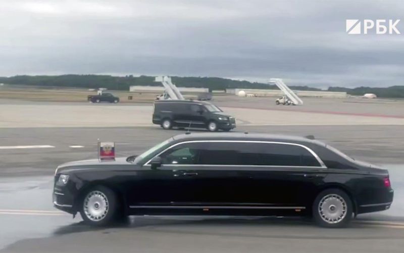 
            Путина встретил в аэропорту кортеж из автомобилей Aurus. Фото
        