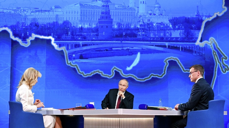 Президент РФ Владимир Путин отвечает на вопросы во время специальной программы Итоги года