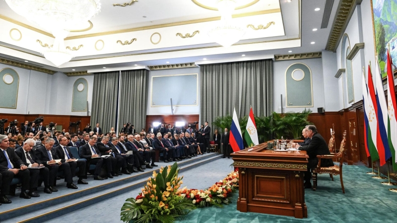 Президент РФ Владимир Путин и президент Таджикистана Эмомали Рахмон во время заявления для СМИ в Дворце Нации в Душанбе