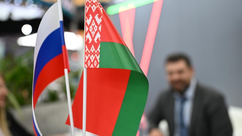 Флаги России и Белоруссии