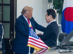 Трамп подарил президенту Южной Кореи золотой ключ от Белого дома — Новости на Вести.ru