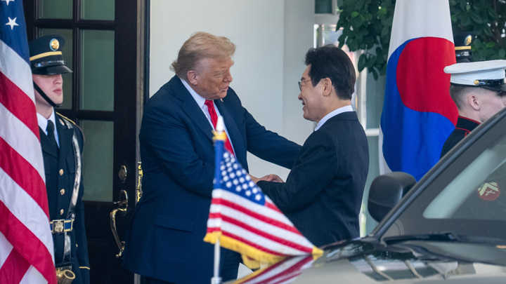 Трамп подарил президенту Южной Кореи золотой ключ от Белого дома - Новости на Вести.ru
